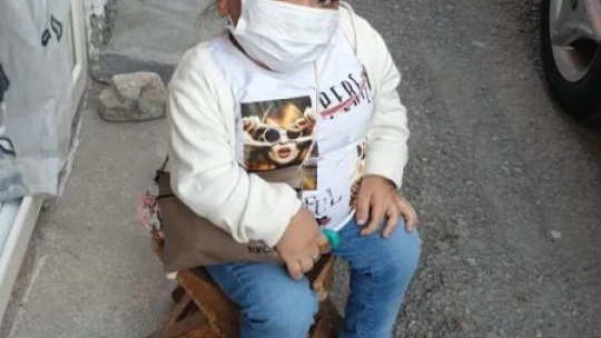 Tekerlekli sandalyesi çalınan genç kıza dernekten sevindiren hediye