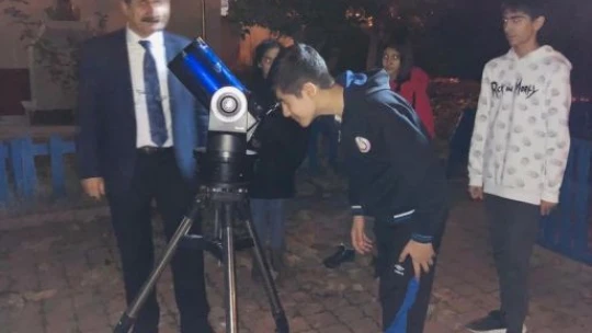 Teleskopla ayı ilk kez izleyen öğrenciler büyük heyecan yaşadı