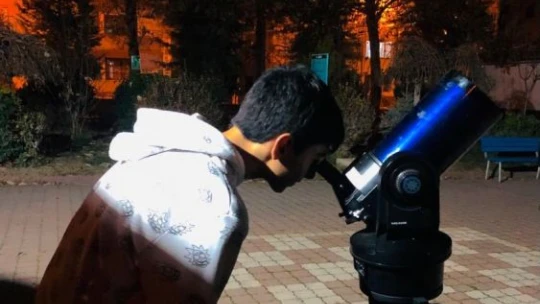Teleskopla ayı ilk kez izleyen öğrenciler büyük heyecan yaşadı