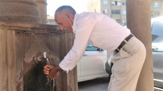 Termometrelerin 40 dereceyi gösterdiği Elazığ'da vatandaşlar gölgeliklere koştu