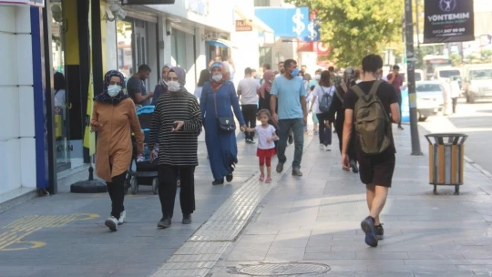 Termometrelerin 40 dereceyi gösterdiği Elazığ'da vatandaşlar gölgeliklere koştu