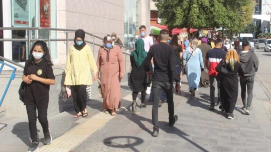 Termometrelerin 40 dereceyi gösterdiği Elazığ'da vatandaşlar gölgeliklere koştu