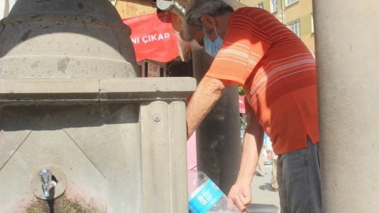 Termometrelerin 40 dereceyi gösterdiği Elazığ'da vatandaşlar gölgeliklere koştu