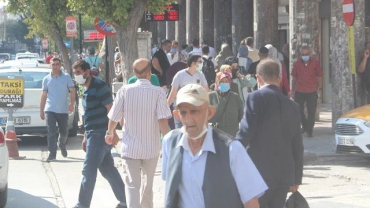 Termometrelerin 40 dereceyi gösterdiği Elazığ'da vatandaşlar gölgeliklere koştu