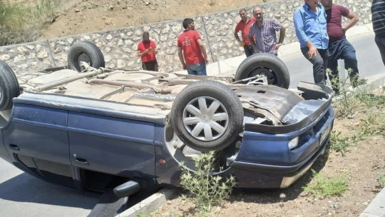 Ters dönen otomobilden burnu kanamadan çıktı