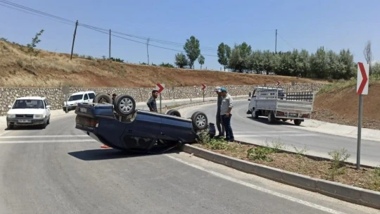 Ters dönen otomobilden burnu kanamadan çıktı