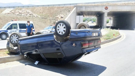 Ters dönen otomobilden burnu kanamadan çıktı