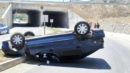 Ters dönen otomobilden burnu kanamadan çıktı