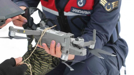 Tipi yolu kapattı, jandarma ekipleri hastaya ilacını drone ile ulaştırdı