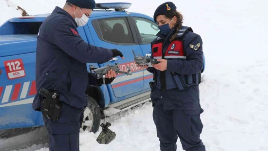 Tipi yolu kapattı, jandarma ekipleri hastaya ilacını drone ile ulaştırdı