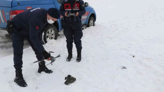 Tipi yolu kapattı, jandarma ekipleri hastaya ilacını drone ile ulaştırdı