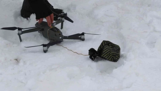 Tipi yolu kapattı, jandarma ekipleri hastaya ilacını drone ile ulaştırdı