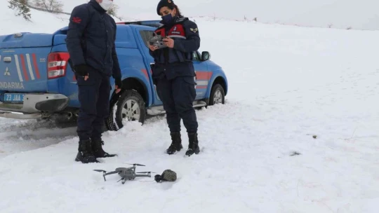 Tipi yolu kapattı, jandarma ekipleri hastaya ilacını drone ile ulaştırdı
