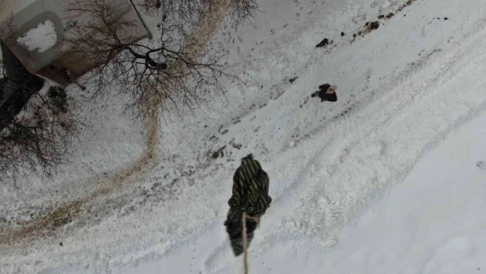 Tipi yolu kapattı, jandarma ekipleri hastaya ilacını drone ile ulaştırdı