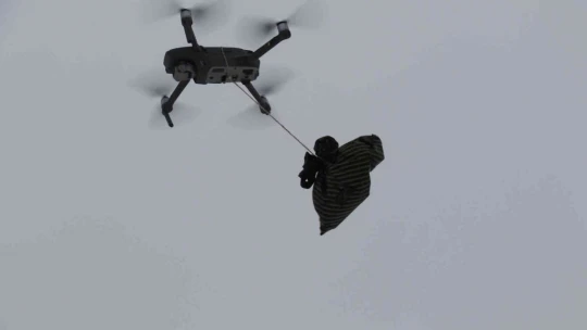 Tipi yolu kapattı, jandarma ekipleri hastaya ilacını drone ile ulaştırdı