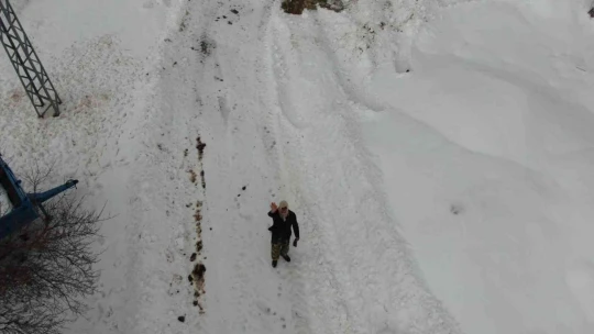 Tipi yolu kapattı, jandarma ekipleri hastaya ilacını drone ile ulaştırdı