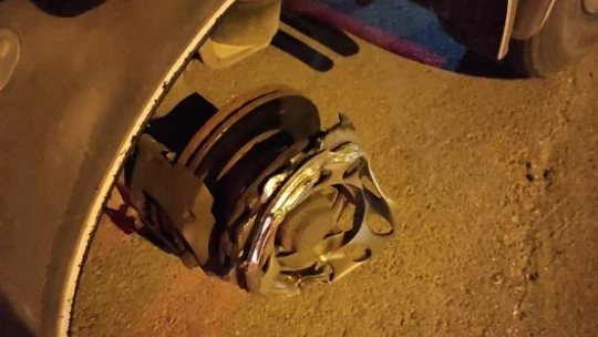 Tır dorsesinden kopan tekerlek bahçede oturan çifte çarptı: 2 yaralı