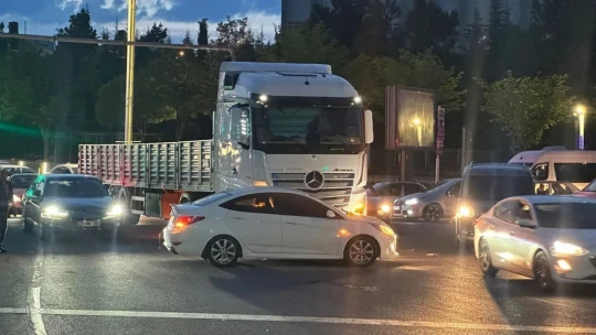 Tır ile otomobil çarpıştı:1 yaralı
