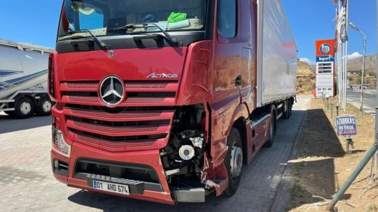 Tır İle Otomobilin Kaza Anı Güvenlik Kameralarna Yansıdı