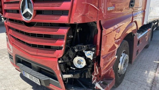Tır İle Otomobilin Kaza Anı Güvenlik Kameralarna Yansıdı