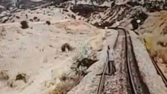 Trenin çarptığı kadın hayatını kaybetti