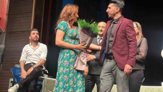 Tiyatro sahnesinde sürpriz evlilik teklifi