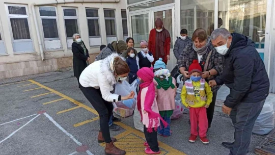 TKKD'den ihtiyaç sahibi öğrencilere giysi ve kırtasiye yardımı