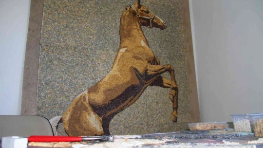 Topladığı atık taşları sanat eserine dönüştürüyor