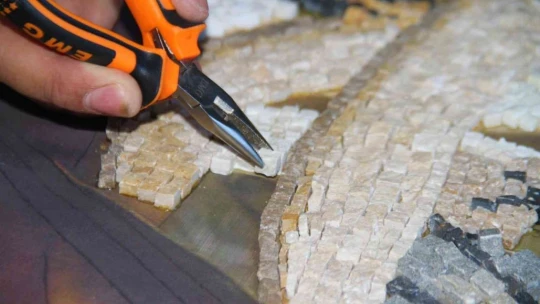Topladığı atık taşları sanat eserine dönüştürüyor