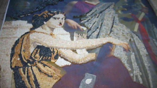 Topladığı atık taşları sanat eserine dönüştürüyor