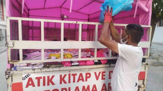 Torununun teşviki ile sokak sokak gezerek atık kitap topluyor, hem geri dönüşüme kazandırıyor hem de öğrencilere ücretsiz veriyor