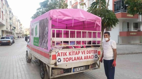 Torununun teşviki ile sokak sokak gezerek atık kitap topluyor, hem geri dönüşüme kazandırıyor hem de öğrencilere ücretsiz veriyor