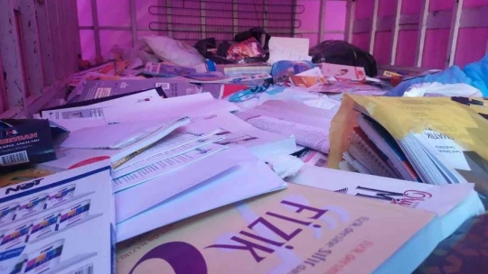 Torununun teşviki ile sokak sokak gezerek atık kitap topluyor, hem geri dönüşüme kazandırıyor hem de öğrencilere ücretsiz veriyor