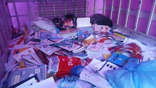 Torununun teşviki ile sokak sokak gezerek atık kitap topluyor, hem geri dönüşüme kazandırıyor hem de öğrencilere ücretsiz veriyor