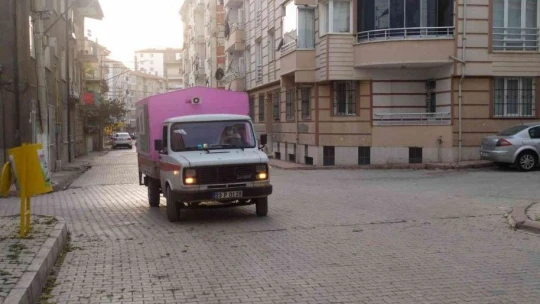 Torununun teşviki ile sokak sokak gezerek atık kitap topluyor, hem geri dönüşüme kazandırıyor hem de öğrencilere ücretsiz veriyor