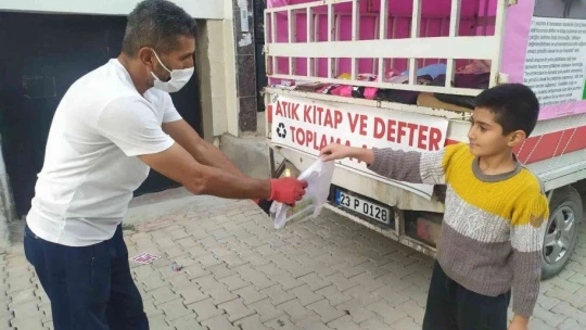 Torununun teşviki ile sokak sokak gezerek atık kitap topluyor, hem geri dönüşüme kazandırıyor hem de öğrencilere ücretsiz veriyor