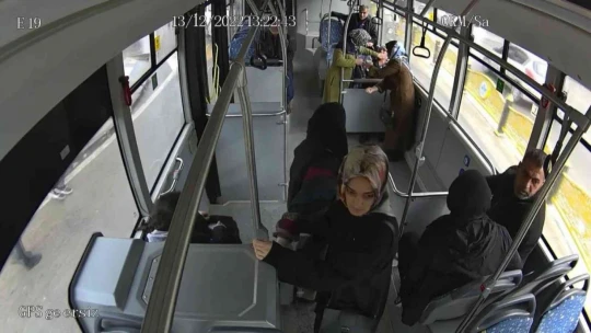 Trafik kazasını görüp bayılan kadını, otobüs şoförü hastaneye yetiştirdi