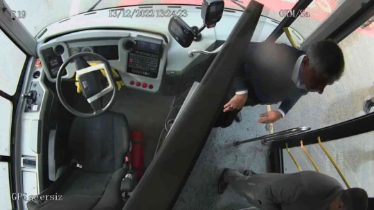 Trafik kazasını görüp bayılan kadını, otobüs şoförü hastaneye yetiştirdi