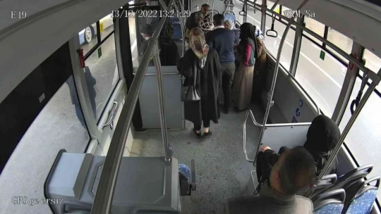 Trafik kazasını görüp bayılan kadını, otobüs şoförü hastaneye yetiştirdi