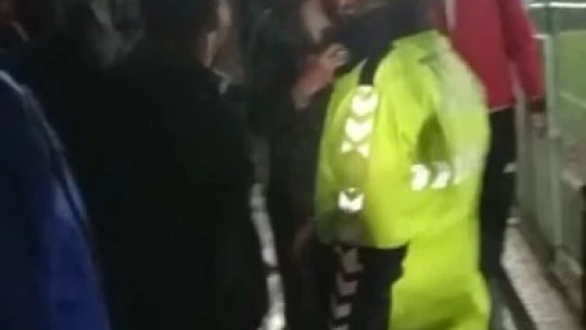 Trafik polisi, amatör maçtaki tartışmayı 'amigoluk' yaparak sonlandırdı