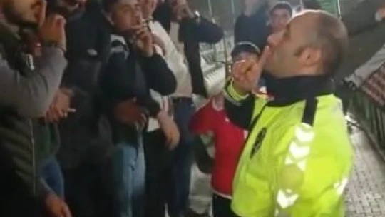 Trafik polisi, amatör maçtaki tartışmayı 'amigoluk' yaparak sonlandırdı