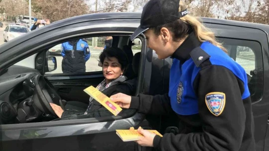 Trafik uygulaması bu kez farklı oldu, polisler kadınları karanfillerle karşıladı