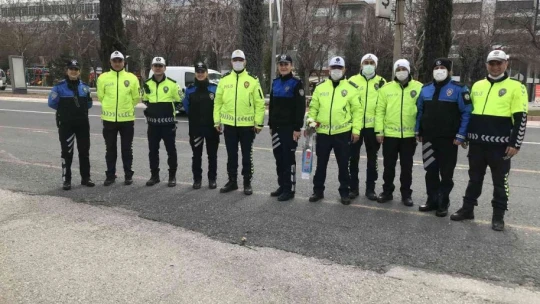 Trafik uygulaması bu kez farklı oldu, polisler kadınları karanfillerle karşıladı