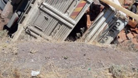 Tuğla yüklü kamyon devrildi: 1 yaralı