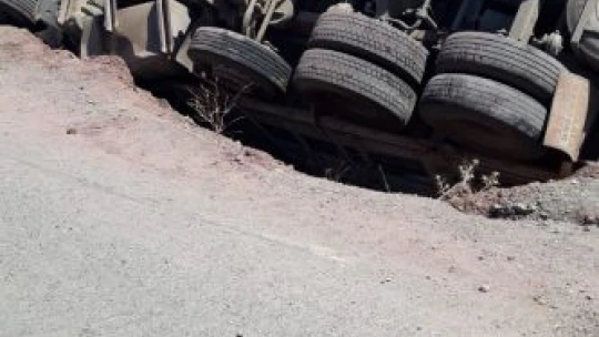 Tuğla yüklü kamyon devrildi: 1 yaralı
