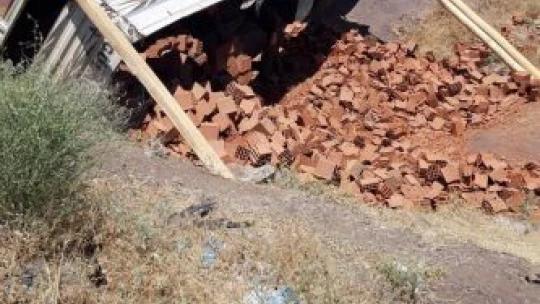 Tuğla yüklü kamyon devrildi: 1 yaralı