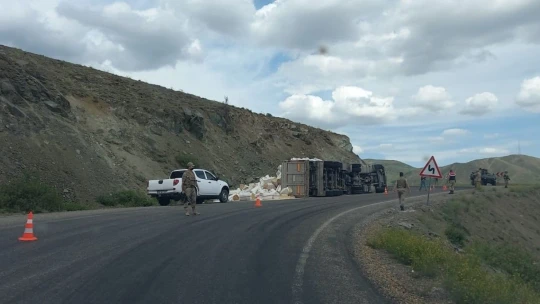 Tunceli'de saman yüklü kamyon devrildi: 2 yaralı