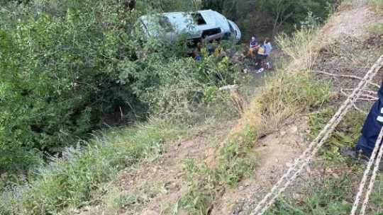 Tunceli'de tur minibüsü uçuruma yuvarlandı: 18 yaralı