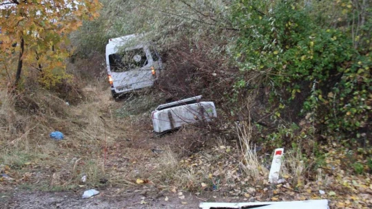 Tur minibüsü şarampole uçtu: 20 yaralı