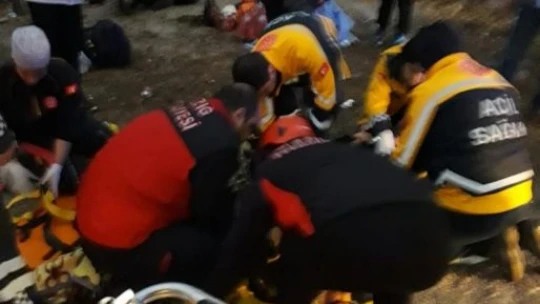 Tur minibüsü şarampole uçtu: 20 yaralı